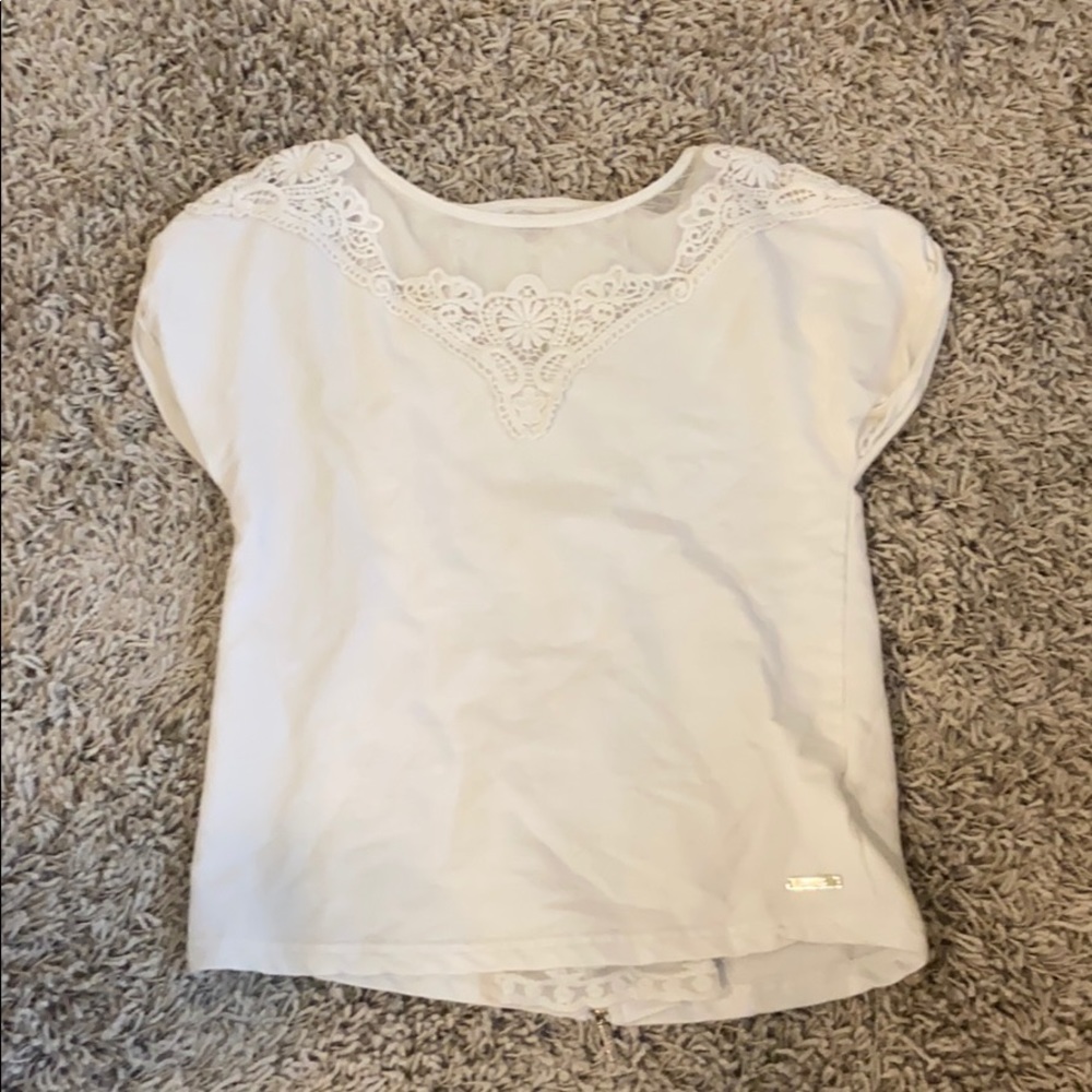super cute white top!